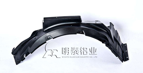 汽车翼子板采用6061铝板，兼顾美观的同时又提高了燃油经济性