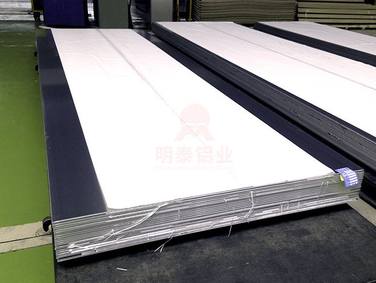 应该如何选择正规、放心的铝板厂家呢